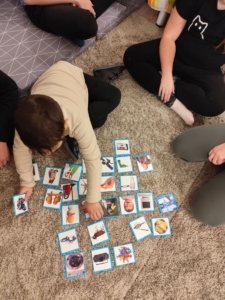 poznávali zvuky, které byly pouštěny z CD