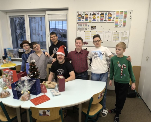 Krásné svátky a šťastný vstup do roku 2026 přeje třída E.