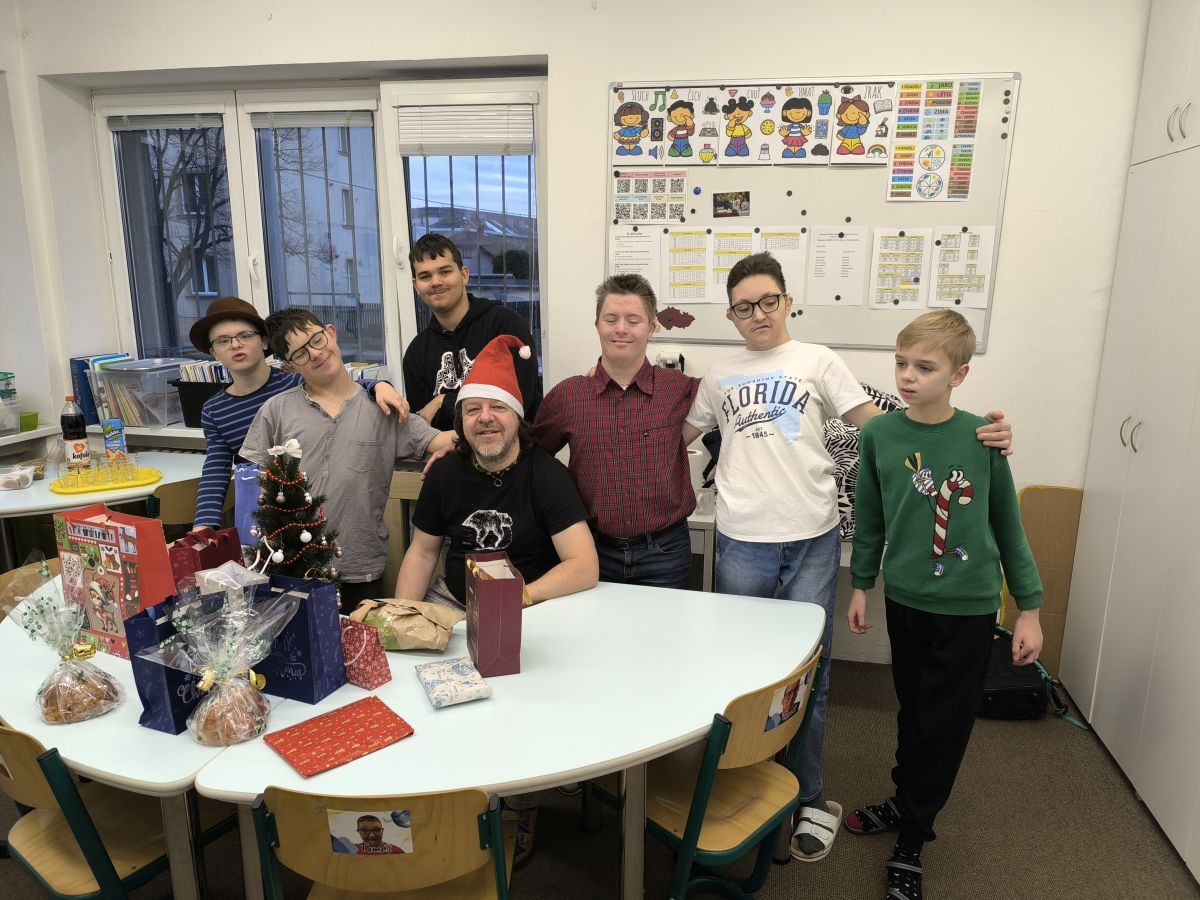 Krásné svátky a šťastný vstup do roku 2026 přeje třída E.