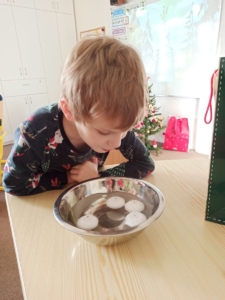 Předvánoční posezení a rozdávání krásných dárečků. Ochutnávka cukroví