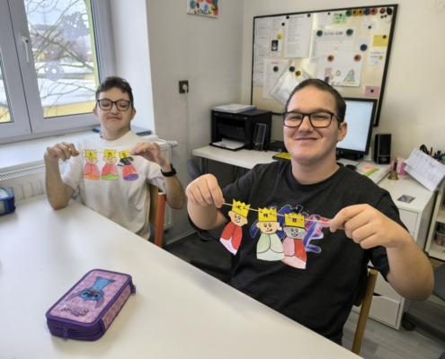 Tři králové (úvodní povídání, zpěv koledy, význam svátku pro dnešek - charita, kvíz, práce s papírem