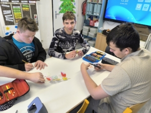 Tři králové (úvodní povídání, zpěv koledy, význam svátku pro dnešek - charita, kvíz, práce s papírem