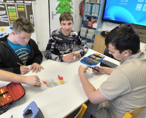 Tři králové (úvodní povídání, zpěv koledy, význam svátku pro dnešek - charita, kvíz, práce s papírem