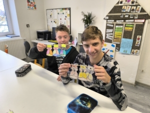 Tři králové (úvodní povídání, zpěv koledy, význam svátku pro dnešek - charita, kvíz, práce s papírem