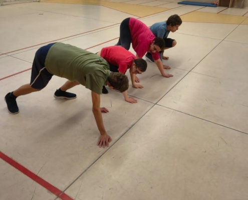 krátkou rozcvičku, zaběhali jsme si, zahráli hru zaměřenou na orientaci v prostoru