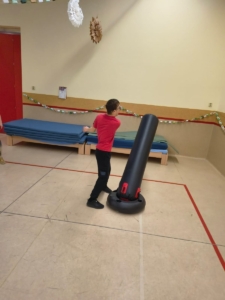 krátkou rozcvičku, zaběhali jsme si, zahráli hru zaměřenou na orientaci v prostoru