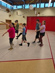 krátkou rozcvičku, zaběhali jsme si, zahráli hru zaměřenou na orientaci v prostoru