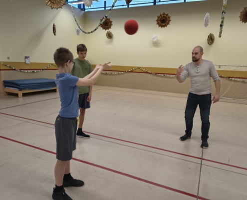 krátkou rozcvičku, zaběhali jsme si, zahráli hru zaměřenou na orientaci v prostoru