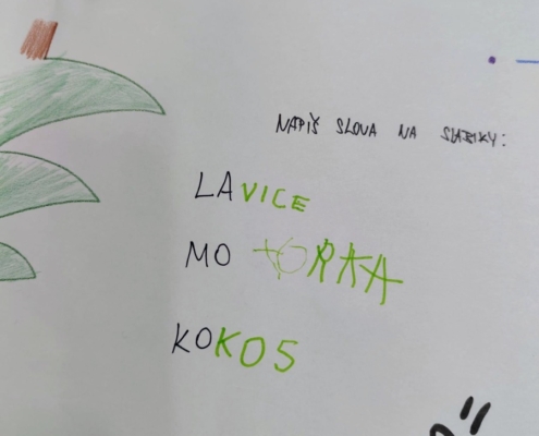 Kromě čtení,psaní a počítání jsme zvládli odstrojit vánoční stromeček