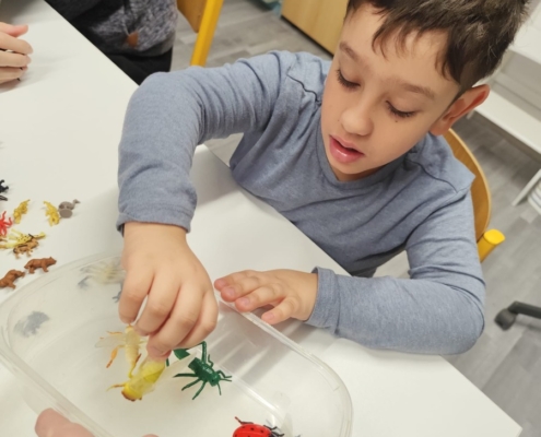 Kromě čtení,psaní a počítání jsme zvládli odstrojit vánoční stromeček