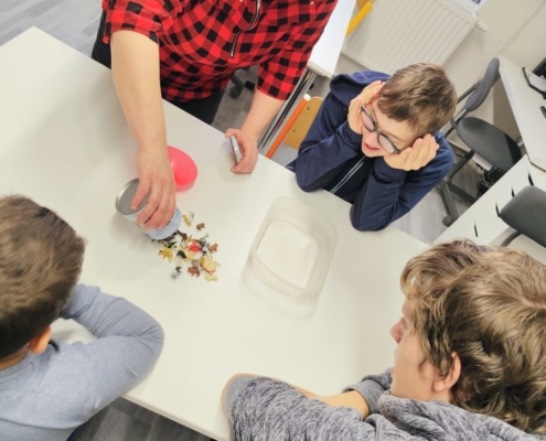 Kromě čtení,psaní a počítání jsme zvládli odstrojit vánoční stromeček