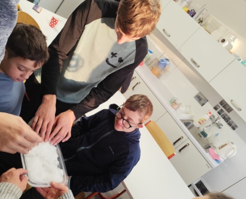 Kromě čtení,psaní a počítání jsme zvládli odstrojit vánoční stromeček