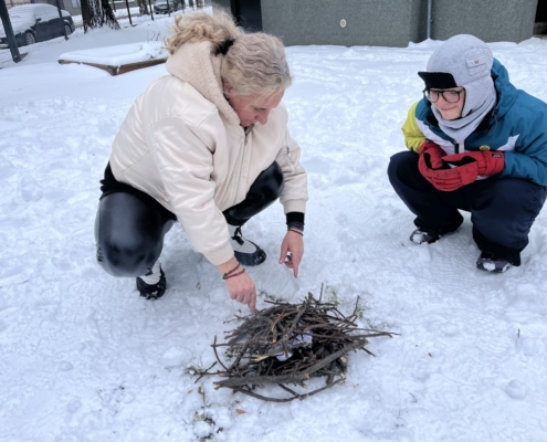 v zálesákovi rozdělávali oheň na sněhu a pokusili se postavit iglú