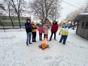v zálesákovi rozdělávali oheň na sněhu a pokusili se postavit iglú