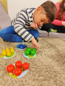 během hry nacvičovali udržení pozornosti a sledování průběhu hry