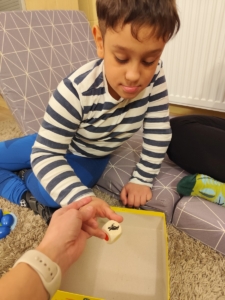 během hry nacvičovali udržení pozornosti a sledování průběhu hry