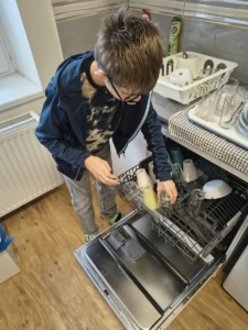 Kluci mi pomáhali uklidit nádobí od svačiny