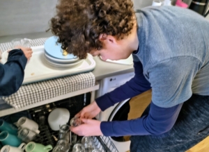 Kluci mi pomáhali uklidit nádobí od svačiny