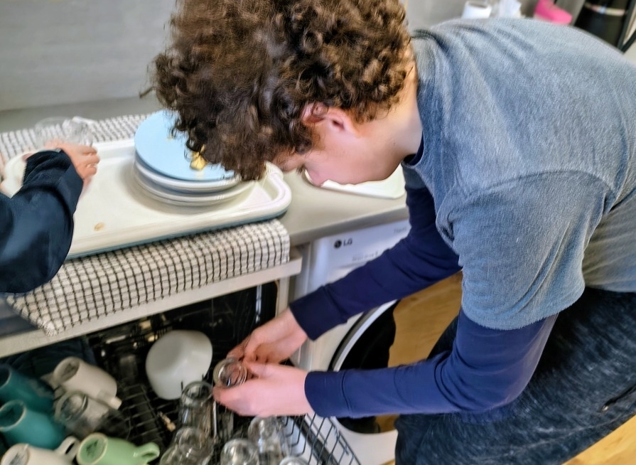 Kluci mi pomáhali uklidit nádobí od svačiny