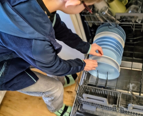 Kluci mi pomáhali uklidit nádobí od svačiny