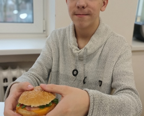 Dnes jsme si v kuchařském kroužku vyrobili si párhambáčů s trhaným masem