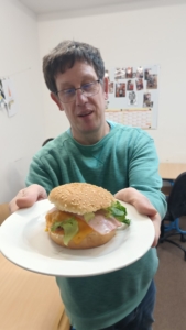 Dnes jsme si v kuchařském kroužku vyrobili si párhambáčů s trhaným masem