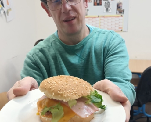 Dnes jsme si v kuchařském kroužku vyrobili si párhambáčů s trhaným masem