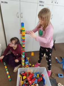 Kreslení, vybarvování obrázků, hrátky se zvířátky, s autíčky, zábavné programy na iPadech