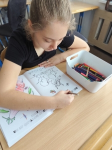 Kreslení, vybarvování obrázků, hrátky se zvířátky, s autíčky, zábavné programy na iPadech