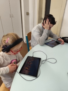 Kreslení, vybarvování obrázků, hrátky se zvířátky, s autíčky, zábavné programy na iPadech