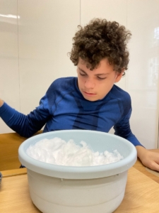 Výuka ve třídě B v tomto týdnu pokračovala v duchu poznávání znaků zimního období