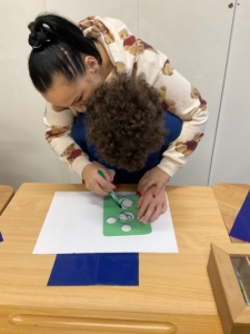 Výuka ve třídě B v tomto týdnu pokračovala v duchu poznávání znaků zimního období