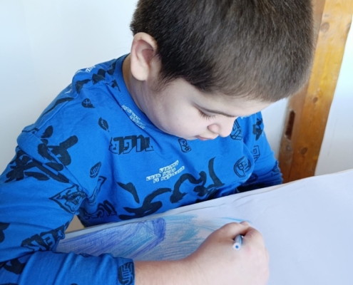 výtvarnou výchovu v podobě společné práce - zimní strom