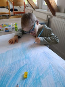 výtvarnou výchovu v podobě společné práce - zimní strom