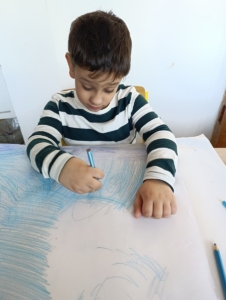 výtvarnou výchovu v podobě společné práce - zimní strom