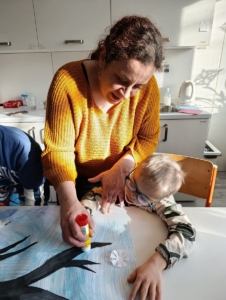 výtvarnou výchovu v podobě společné práce - zimní strom