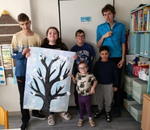 výtvarnou výchovu v podobě společné práce - zimní strom