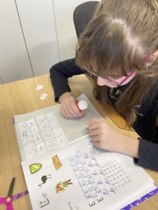 Ve třídě věnujeme čtení slabik velkou pozornost