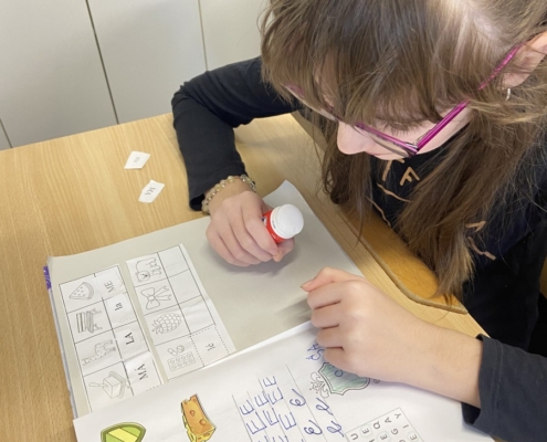 Ve třídě věnujeme čtení slabik velkou pozornost