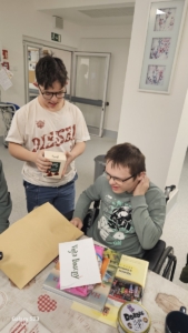 Dneska jsme navštívili našeho spolužáka a kamaráda Vojtu v nemocnici