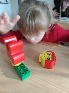 Prohlížení si časopisů a knih, kreslení, vybarvování obrázků