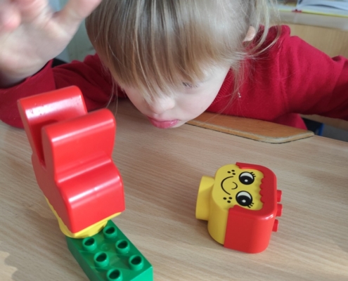 Prohlížení si časopisů a knih, kreslení, vybarvování obrázků