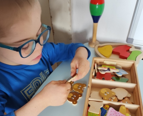 Prohlížení si časopisů a knih, kreslení, vybarvování obrázků