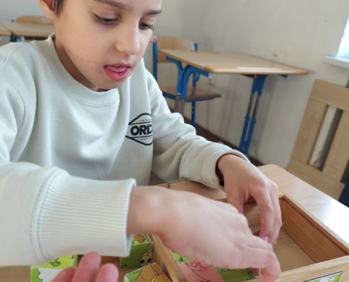 Prohlížení si časopisů a knih, kreslení, vybarvování obrázků