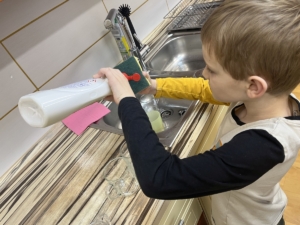 Dneska jsme trénovali pomoc v kuchyni, chování u stolu