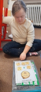 čtení s porozuměním, procvičovali psaní psacím písmem a učili se číst i psát nové hlásky. V matematice sčítali do 100.