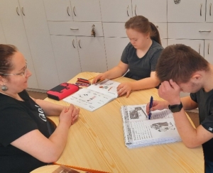 čtení s porozuměním, procvičovali psaní psacím písmem a učili se číst i psát nové hlásky. V matematice sčítali do 100.