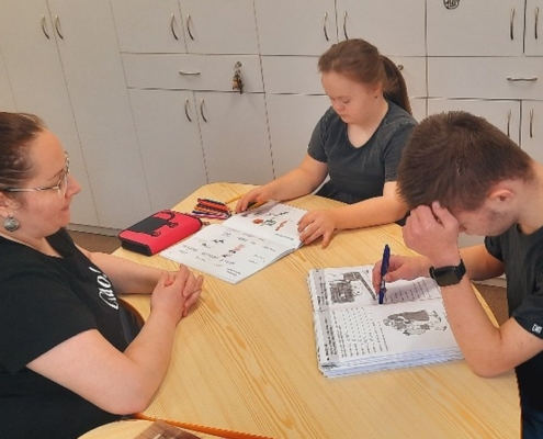 čtení s porozuměním, procvičovali psaní psacím písmem a učili se číst i psát nové hlásky. V matematice sčítali do 100.