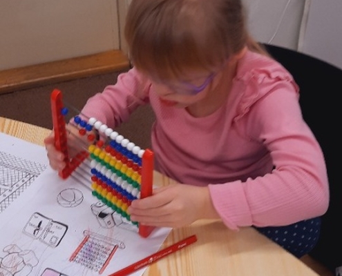 čtení s porozuměním, procvičovali psaní psacím písmem a učili se číst i psát nové hlásky. V matematice sčítali do 100.