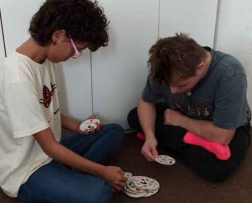 Hraní si s barevnými kostkami, stolní hra Dobble, autíčka, puzzle, Lego, prohlížení si knížek, kreslení obrázků